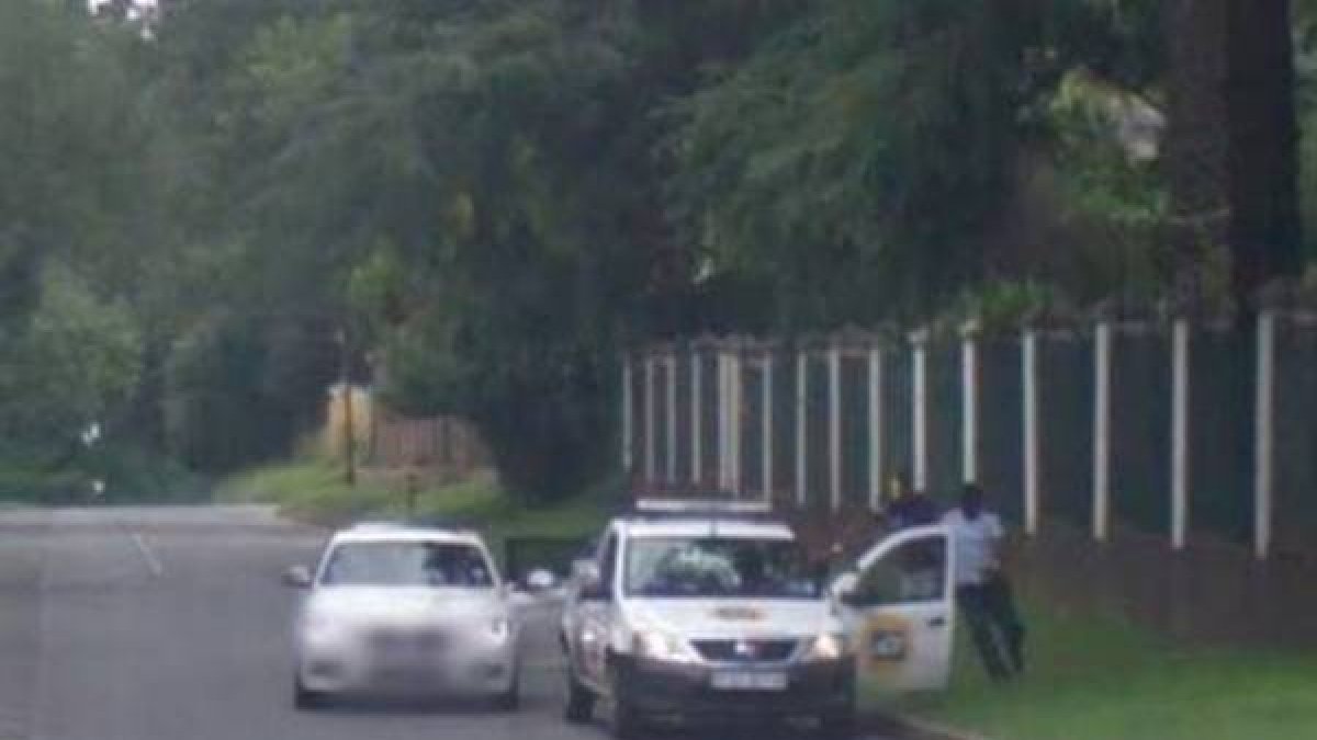En la imagen se puede ver como los atacantes corren hacia el guardia de seguridad mientras el coche de Google Street View se acerca grabando.-