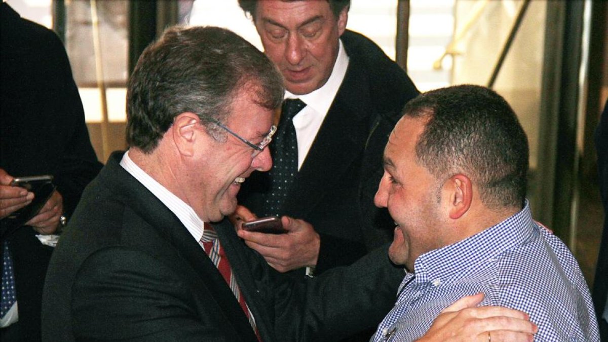 El alcalde de León, Antonio Silván (I), saluda a Marco Antonio Martínez (D), candidato a ser elegido nuevo secretario autonómico de la Unión Sindical Obrera.-ICAL