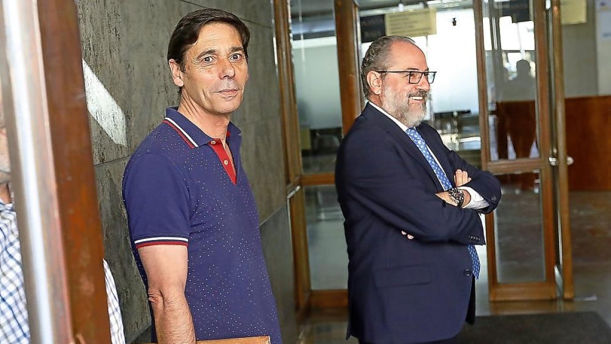 Lino Rodríguez, con su abogado, a las puertas de los juzgados.-J.M. LOSTAU