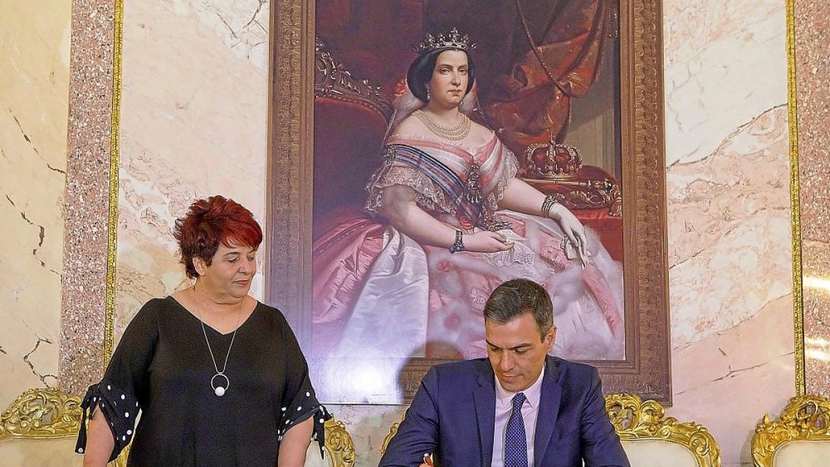 Sánchez en Segovia firmando el Libro de Honor-ICAL