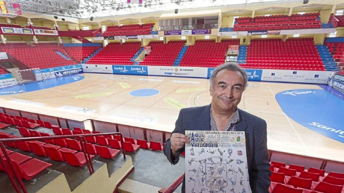 José Luis ÁLvarez posa con el cartel de la campaña.-Pablo Requejo