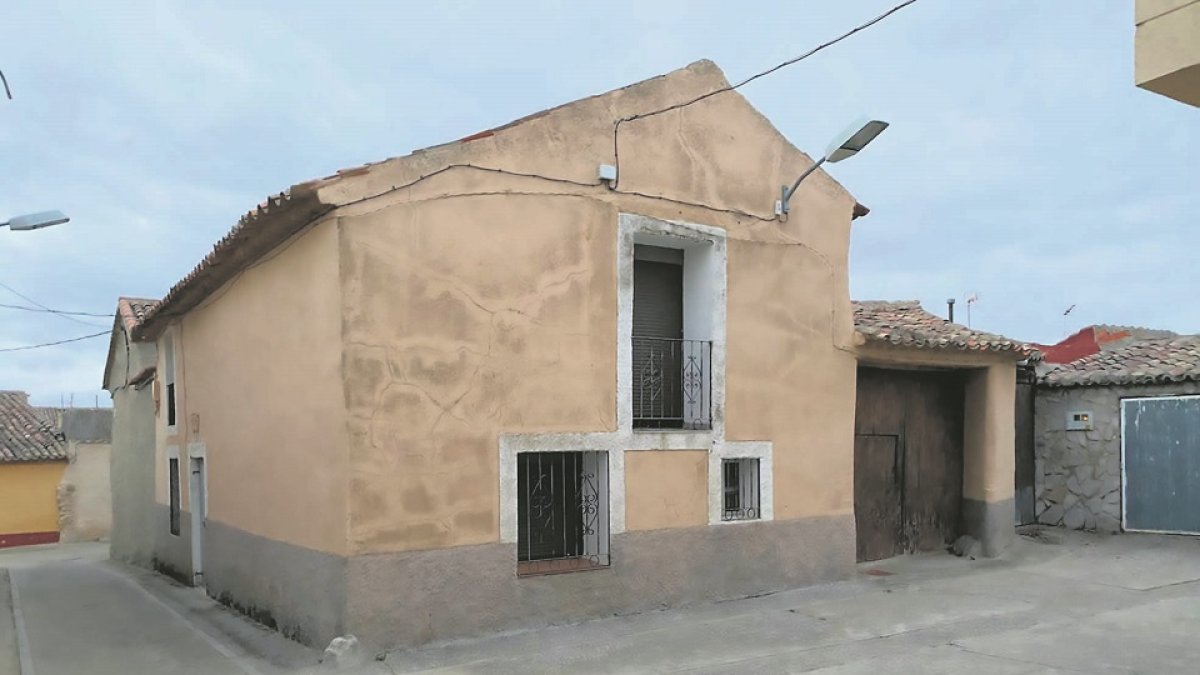 Vivienda que el Ayuntamiento de Benafarces plantea adquirir para destinarla a alquiler social. A.B.