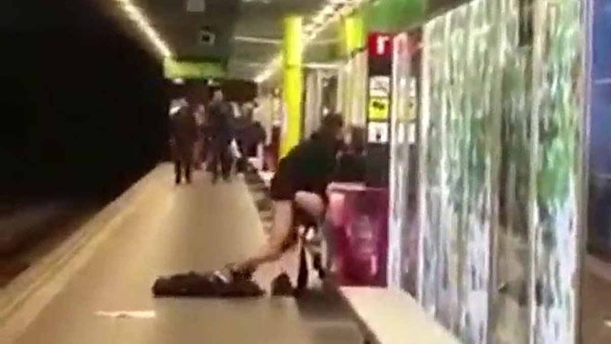 Sexo en el metro de Barcelona.-