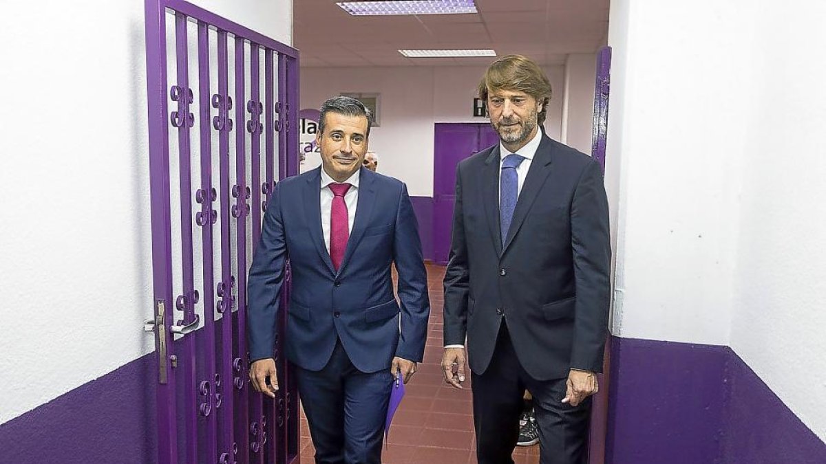 El director deportivo, Miguel Ángel Gómez, y el presidente Carlos Suárez.-MIGUEL ÁNGEL SANTOS