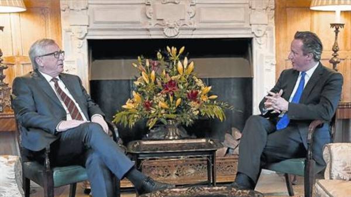 Pragmáticos 8Cameron (izquierda) y Juncker, en la lujosa casa de campo de Chequers, ayer.-Foto: SUZANNE PLUNKETT / AFP