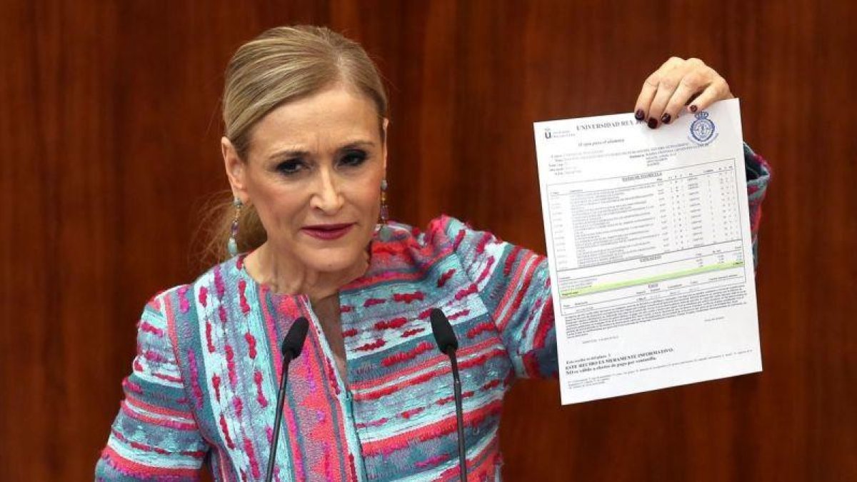 Cifuentes, este miércoles, ante el pleno de la Asamblea de Madrid.-DAVID CASTRO