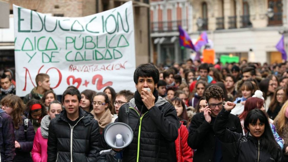 Centenares de estudiantes participan en Valladolid en una movilización contra la reforma universitaria-Ical