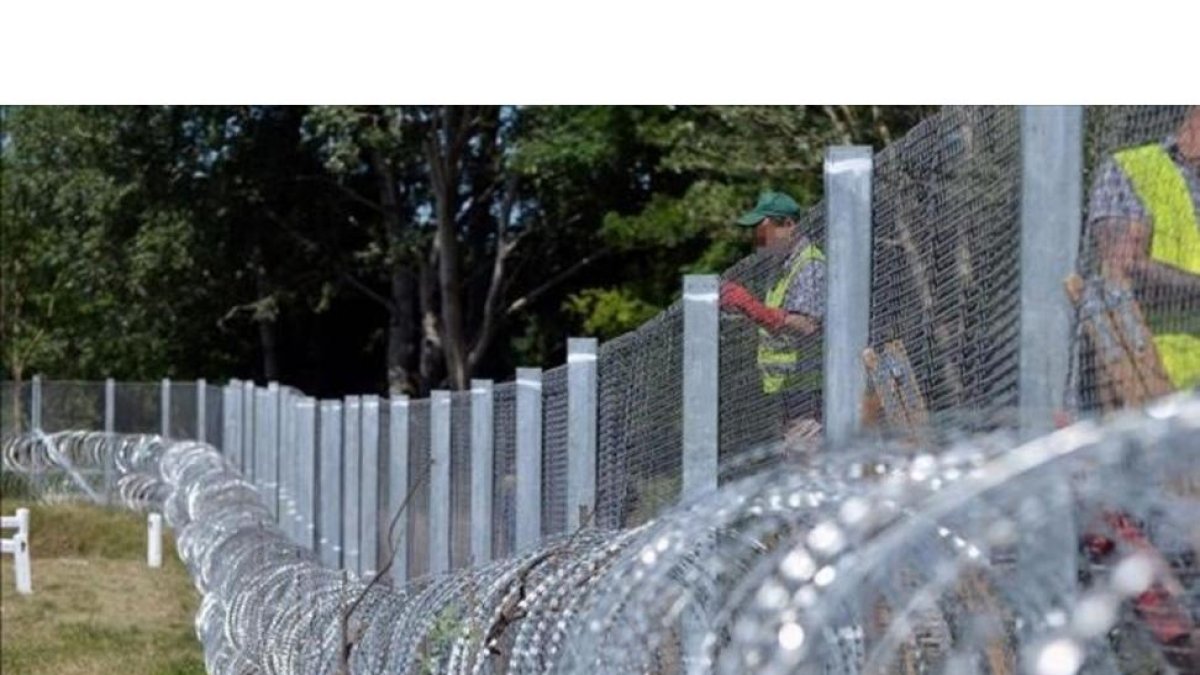 Trabajos en un sector de la valla levantada por Hungría en su frontera con Serbia, el 31 de mayo pasado.-CSABA SEGESVARI / AFP