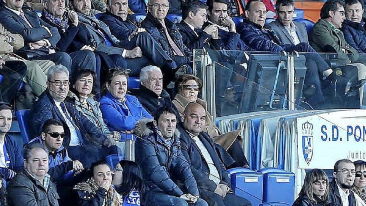 Braulio, abajo en el centro junto a Cata, coordinador de las categorías inferiores, en El Toralín-Luis de la Mata