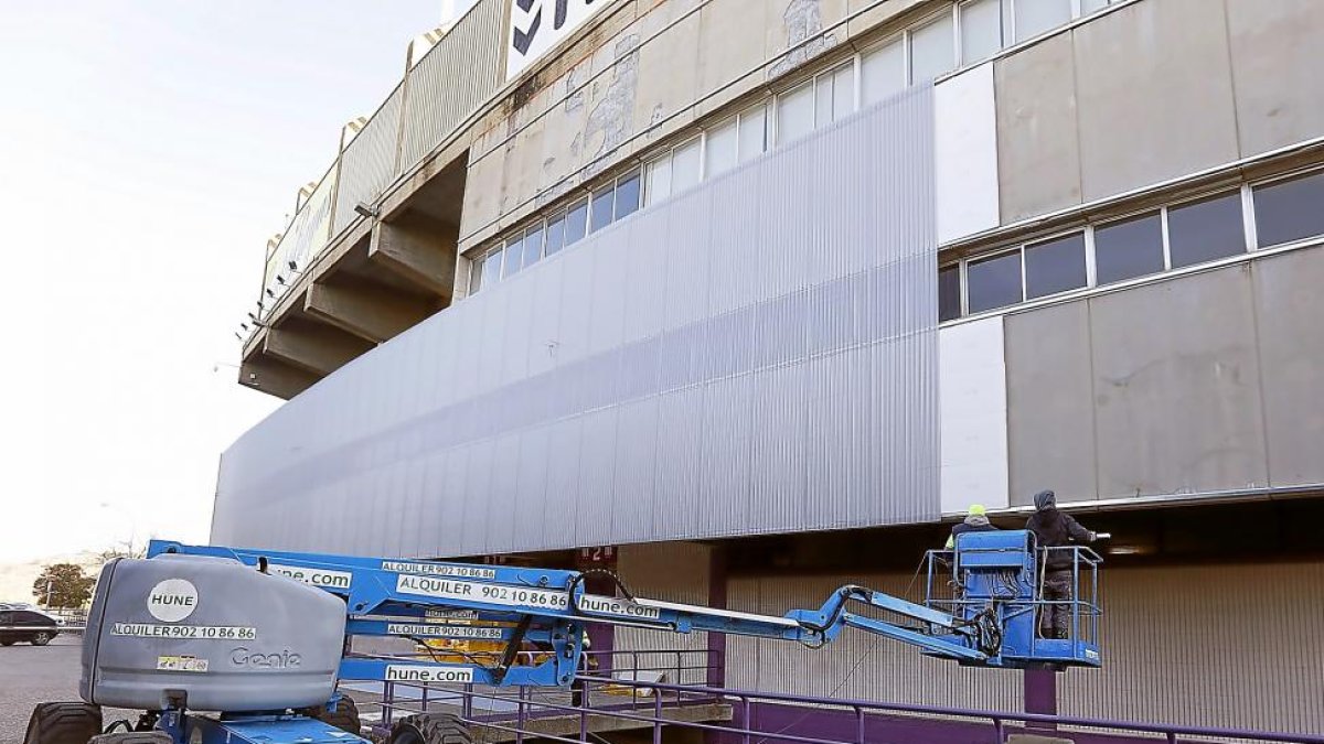 Colocación de paneles, ayer, en la fachada del estadio Zorrilla.-J.M.LOSTAU