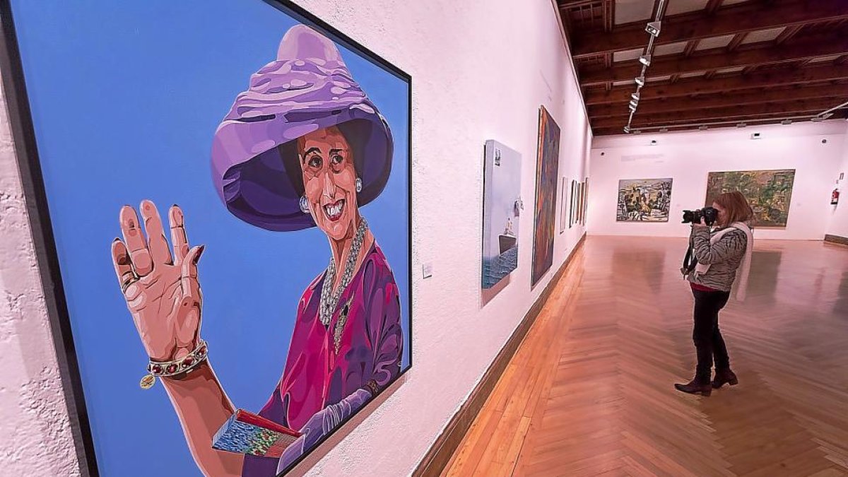 En primer plano, ‘Carmen Polo. Viuda de Franco’, una obra de Costus seguida de otra de Pérez Villalta.-PABLO REQUEJO