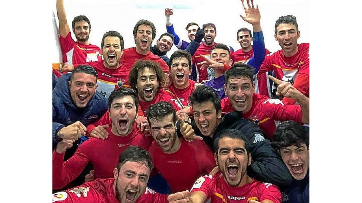 ‘Selfie’ del equipo rojiblanco tras ganar en Salamanca.-AT. TORDESILLAS