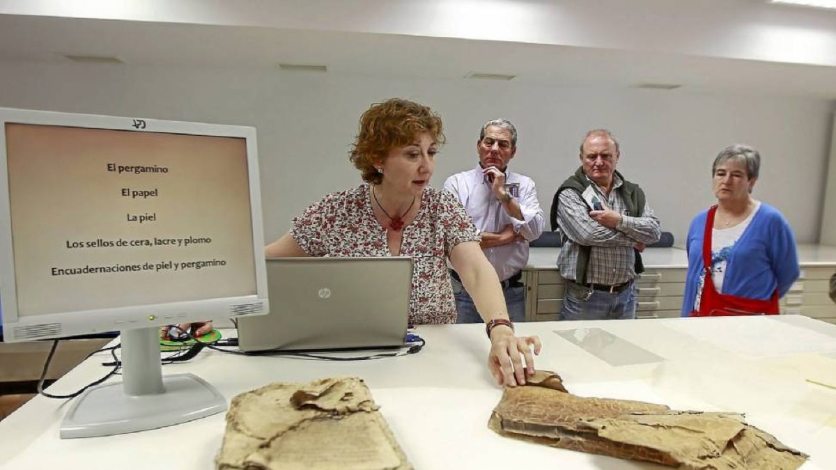 Visitantes a los archivos en el 'Día Internacional' que se celebró el año pasado.-J. M. Lostau