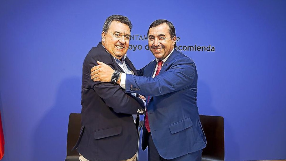 José Manuel Barrio y José Antonio Otero tras la firma del pacto de gobernabilidad en el Ayuntamiento.-P. REQUEJO
