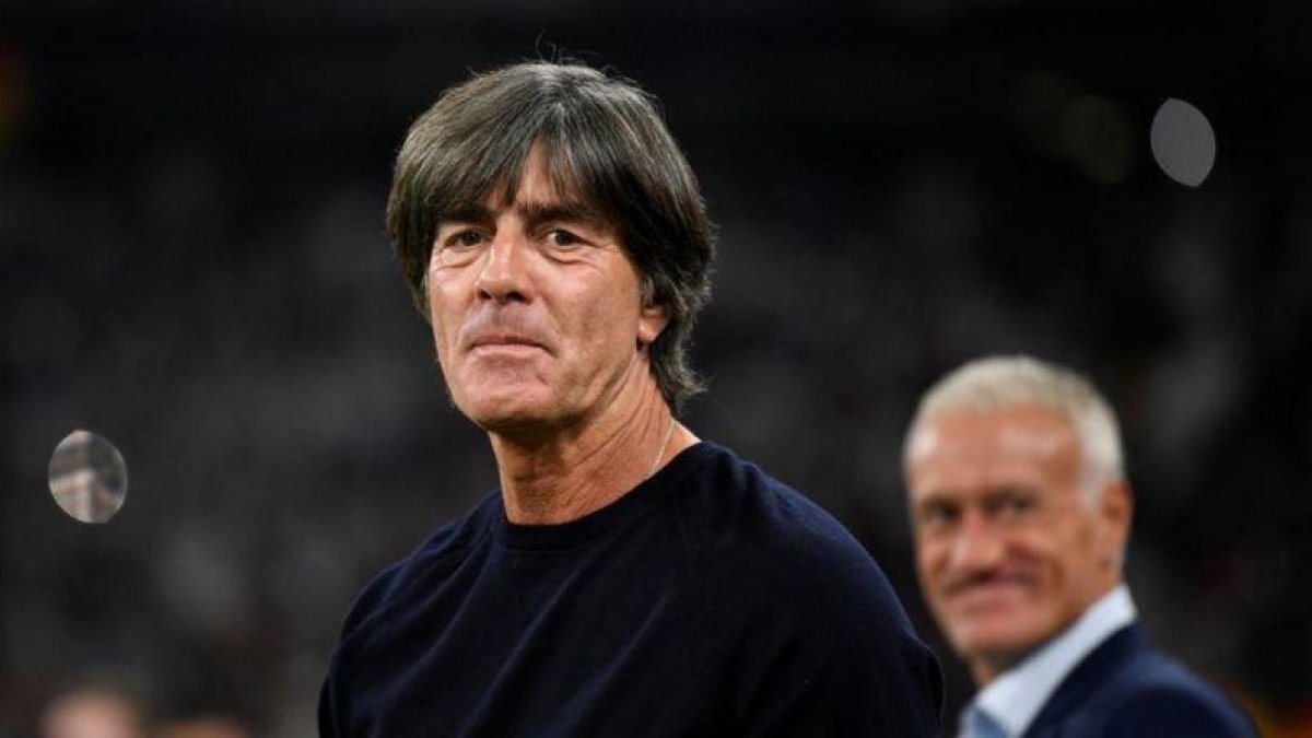Joachim Löw y, al fondo, Didier Deschamps, durante el Alemania-Francia del pasado jueves en Múnich.-REUTERS / ANDREAS GEBERT