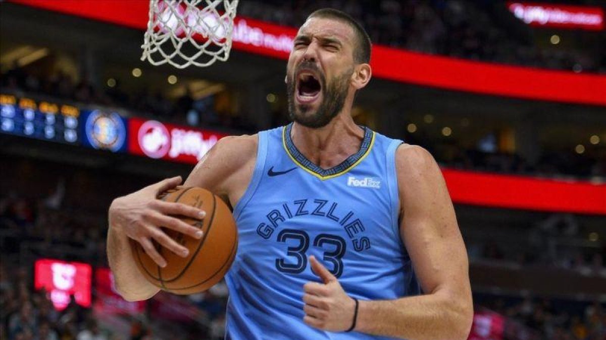 Marc Gasol celebra una de sus acciones en el partido en Utah.-ALEX GOODLETT (AP)
