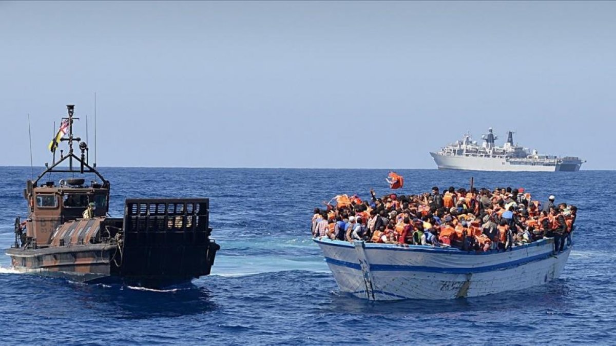 Rescate de 369 inmigrantes a la deriva en un bote de madera, en aguas al norte de Libia, a cargo de la nave británica HMS Bulwark, en mayo del 2015-EFE / MINISTERIO DE DEFENSA BRITÁNICO