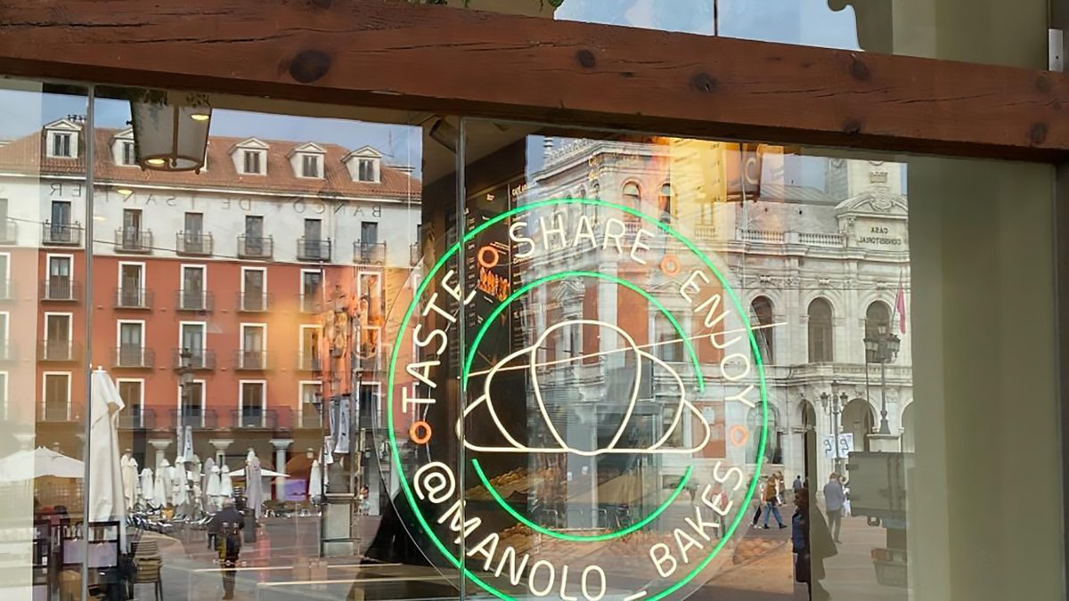 La plaza Mayor reflejada en el escaparate de Manolo Bakes. J.M. LOSTAU