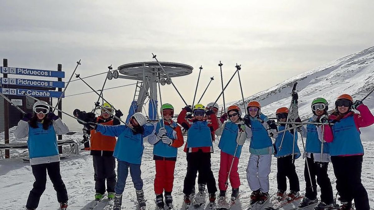 Varios escolares disfrutan de una jornada en la nieve de Alto Campoo.-REPORTAJE GRÁFICO: FMD