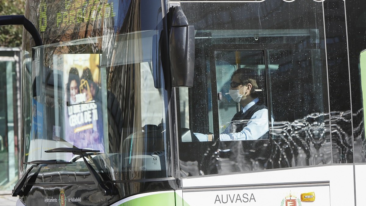Un autobús urbano circula por las calles de Valladolid en una imagen de archivo.- J.M. LOSTAU
