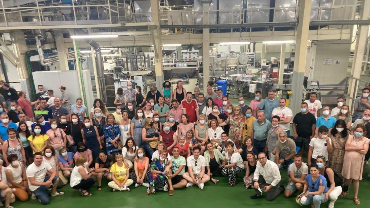 Trabajadores de Siro rodean a la ministra de Industria, Comercio y Empleo, Reyes Maroto.- E. M.