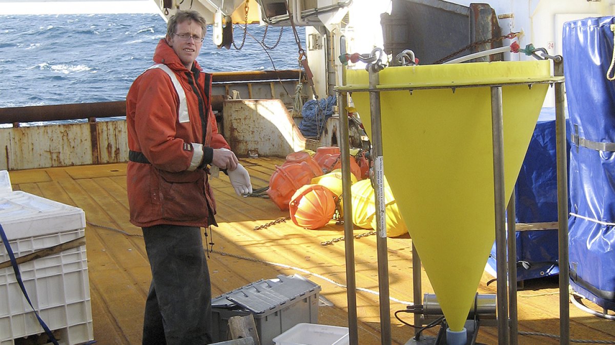 El doctor Scott Nodder, con la trampa de sedimento. | RD ELS MAAS
