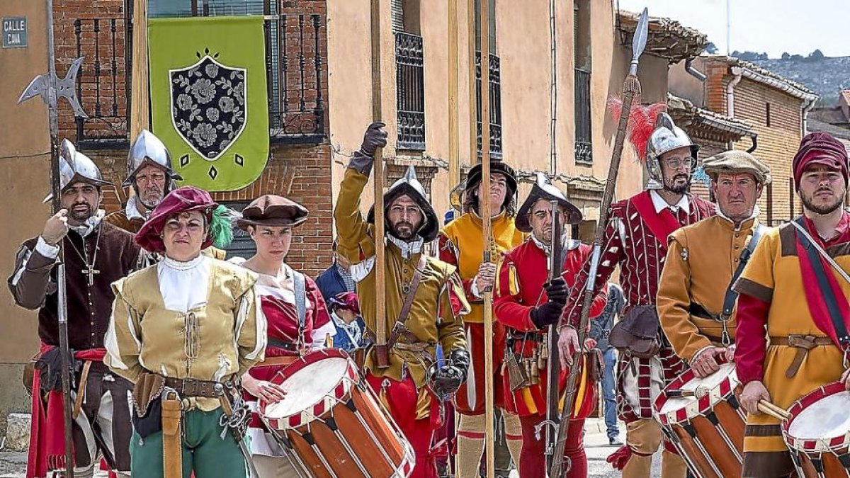 Varios integrantes del grupo de teatro local recrean la partida de Bravo, Padilla y Maldonado del castillo.-MIGUEL ÁNGEL SANTOS