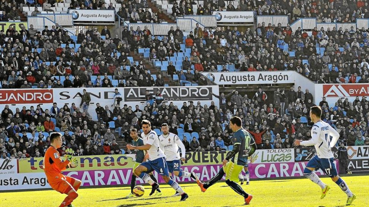 Óscar bate a Whalley con este lanzamiento que adelantó al Valladolid en La Romareda antes de que se cumpliera el segundo minuto de juego-LOF