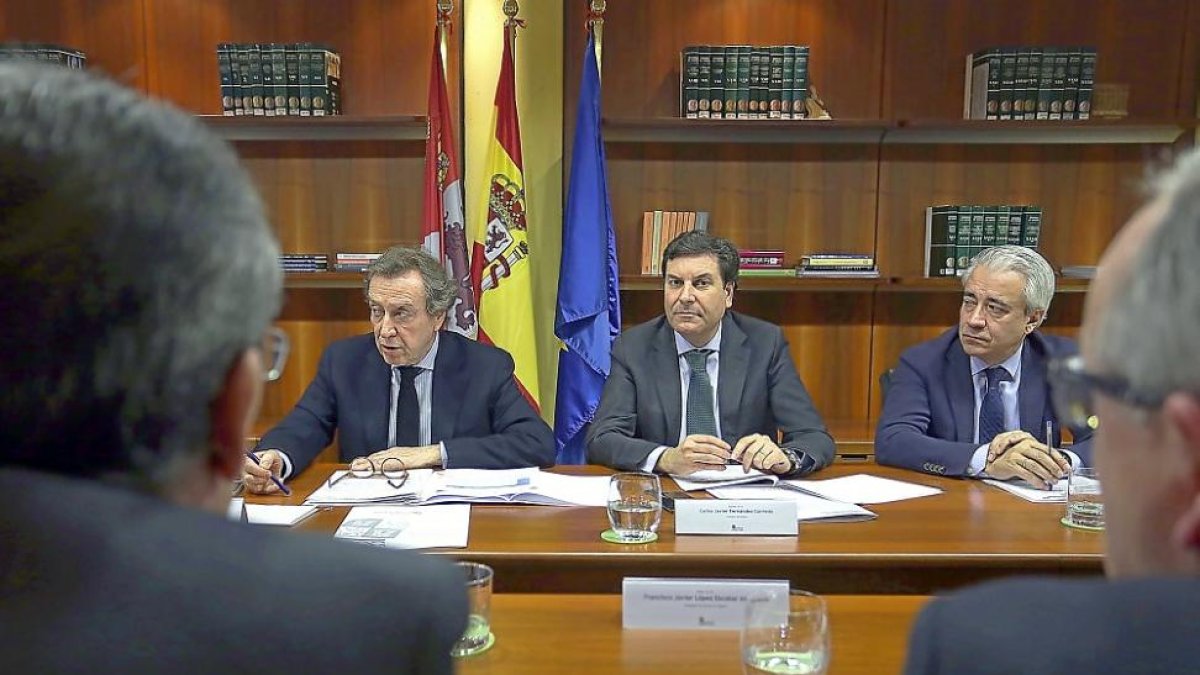De Santiago–Juárez, Fernández Carriedo y Gredilla, en la reunión de la Comisión de Coordinación Territorial.-ICAL