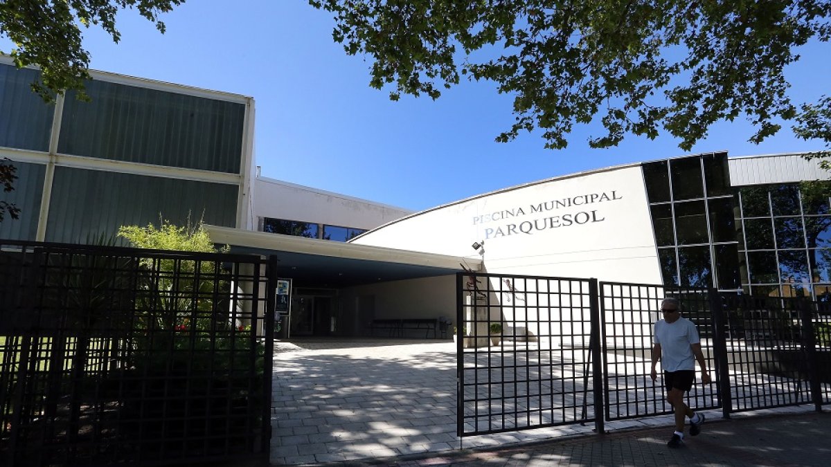 Entrada a una de las piscinas municipales de Valladolid, que desde hoy están abiertas al público.- ICAL