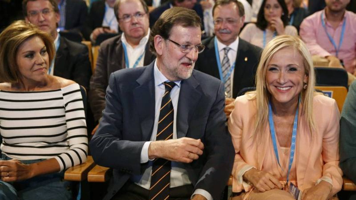 La secretaria general, María Dolores de Cospedal (i), el presidente del Gobierno, Mariano Rajoy (c) y la presidenta de la Comunidad de Madrid, Cristina Cifuentes (d), al inicio de la conferencia política del PP en la que pretenden sentar las bases del pro-Foto: EFE