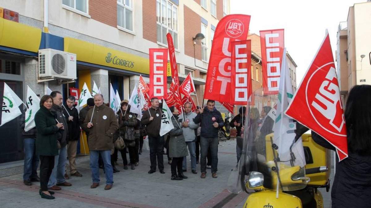 Los sindicatos UGT, CCOO, CSI-F y Sindicato Libre se concentran en Correos, en la Unidad de Reparto de Venta de Baños (Palencia), contra los recortes-Ical
