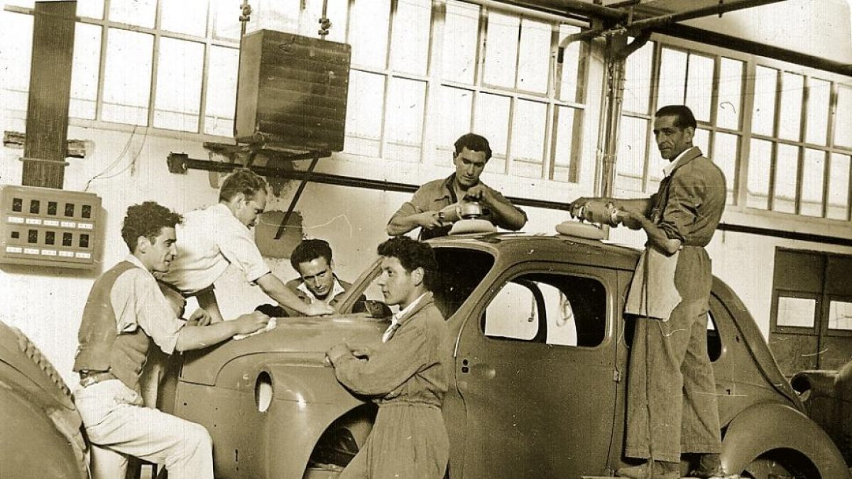 Un grupo de trabajadores de Renault en la factoría de Valladolid.-EL MUNDO