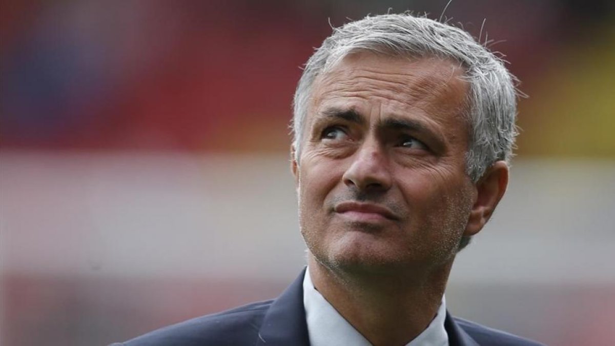 Mourinho, encajando la derrota ante el Watford.-ANDREW COULDRIDGE