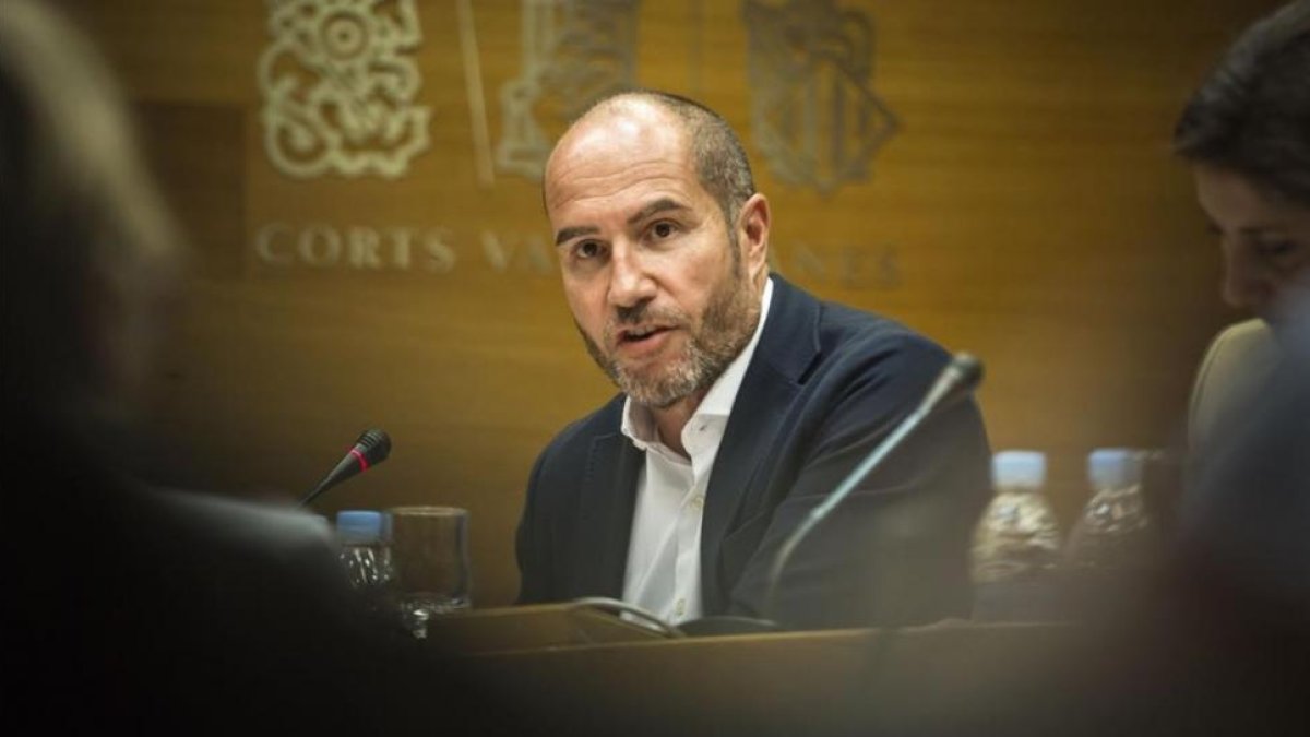 Luis Motes, en el Parlamento valenciano.-MIGUEL LORENZO