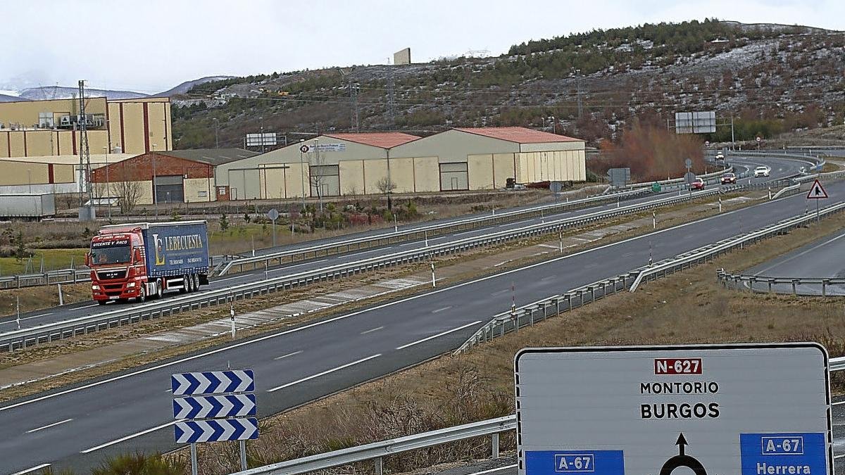 Carretera en el norte de Palencia la A-67 en Aguilar de Campoo (Palencia).-EL MUNDO