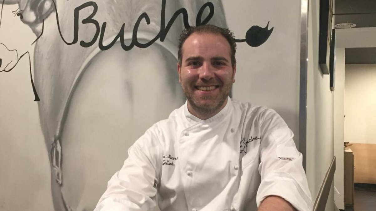 Luis Álvarez posa ante la ilustración del buche que da nombre al restaurante. Abajo, merluza con cremoso de tubérculos.-M.T.