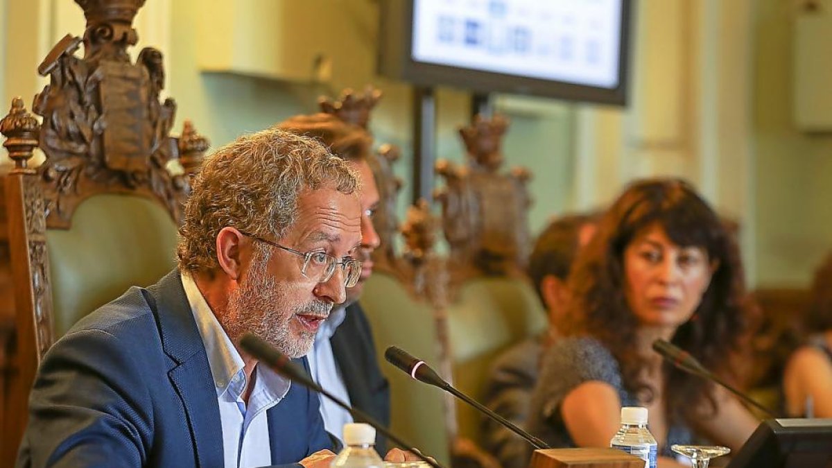 El concejal de Urbanismo, Manuel Saravia, interviene ayer en el Pleno.-MIGUEL ÁNGEL SANTOS (PHOTOGENIC)