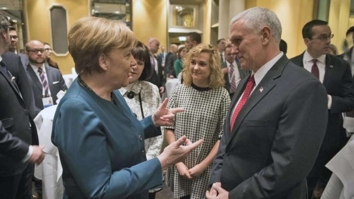 Merkel y Pence, en Múnich.-GUIDO BERGMANN
