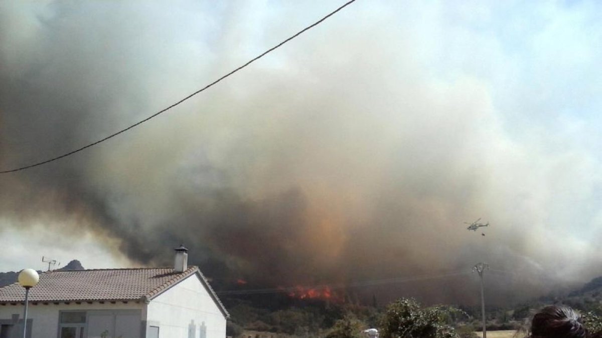 Incendio en la localidad abulense de Medinilla.-ICAL