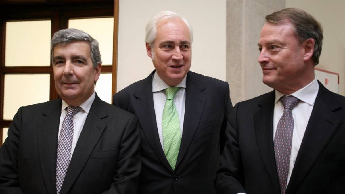 Los vocales del Consejo General del Poder Judicial Gerardo Martínez (D) y Juan Manuel Fernández (I) junto a ellos, el presidente del TSJCyL, José Luis Concepción (C)-Ical