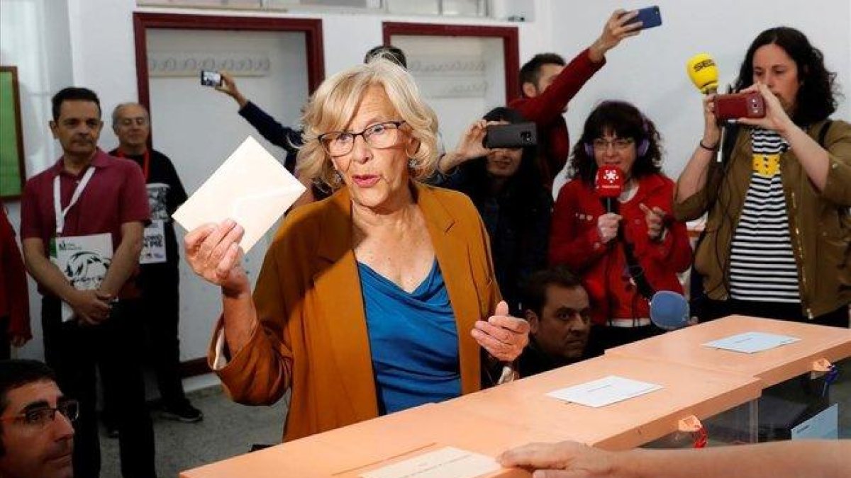 Manuela Carmena vota en el IES Conde de Orgaz de Madrid.-CHEMA MOYA (EFE)