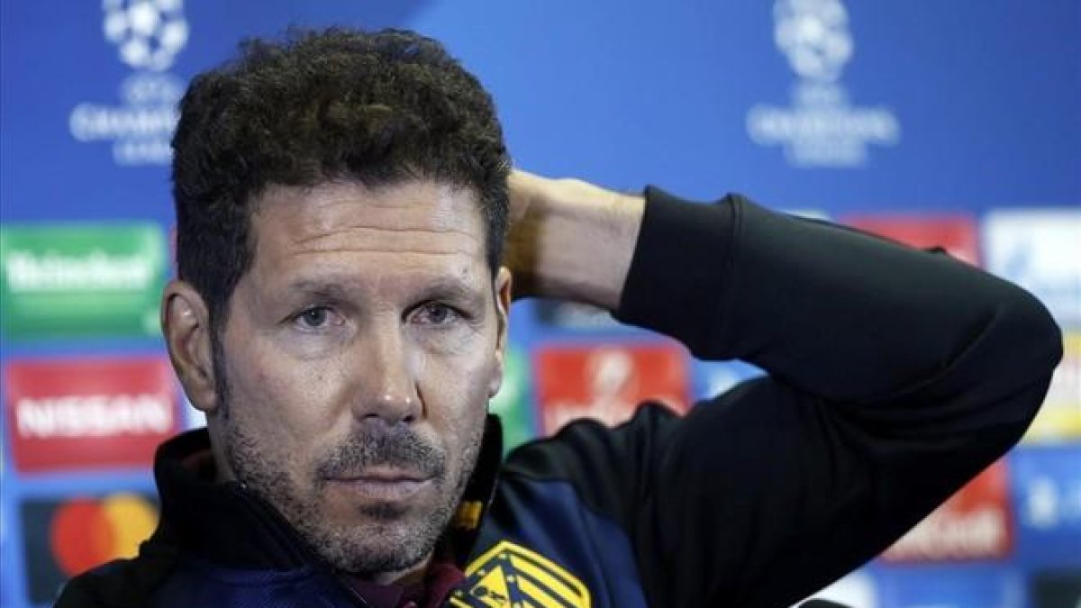 El entrenador del Atletico, Diego Pablo Simeone, durante la rueda de prensa de este martes en Rostov.-EFE / YURI KOCHETKOV