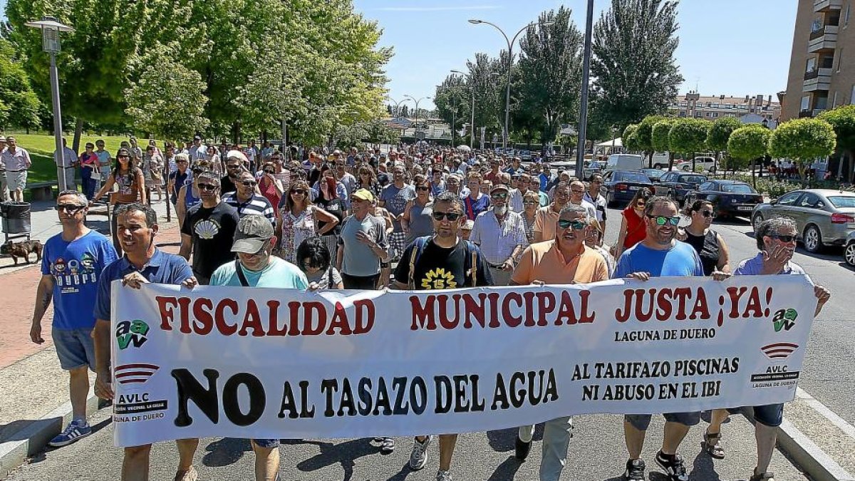 Centenares de vecinos recorren las calles de Laguna en protesta por la tarifa del agua.-J. M. LOSTAU