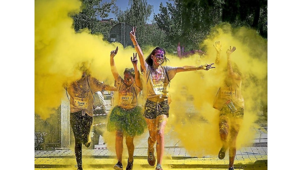 Salida de la carrera Holi Life en la Playa de Moreras.-M.A. SANTOS / PHOTOGENIC