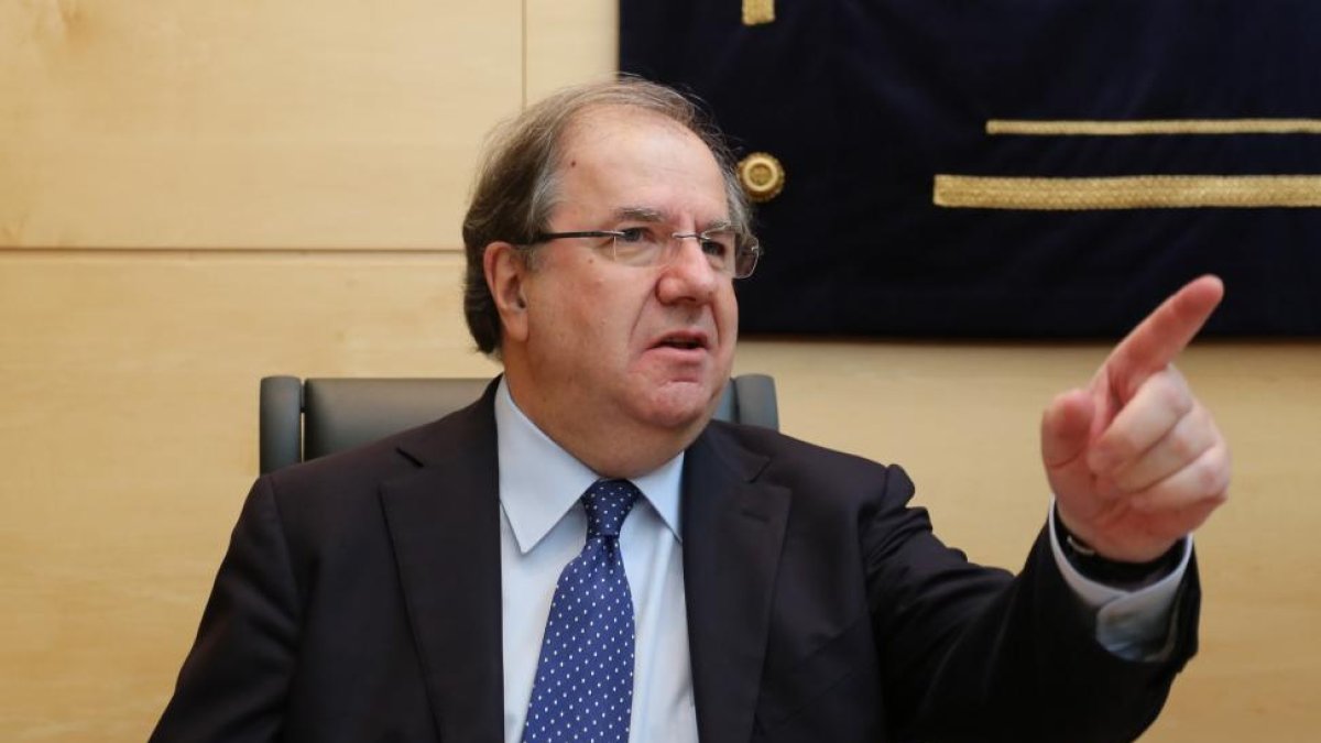 El presidente de la Junta, Juan Vicente Herrera, comparece a petición propia en la Comisión de Economía y Hacienda de las Cortes regionales para informar sobre el caso de las eólicas.-ICAL