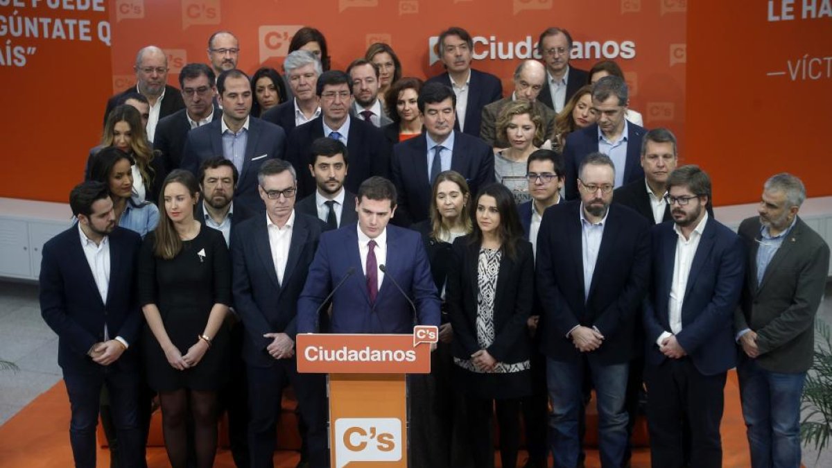 Albert Rivera, con todos los miembros de su equipo-JAVIER BARBANCHO