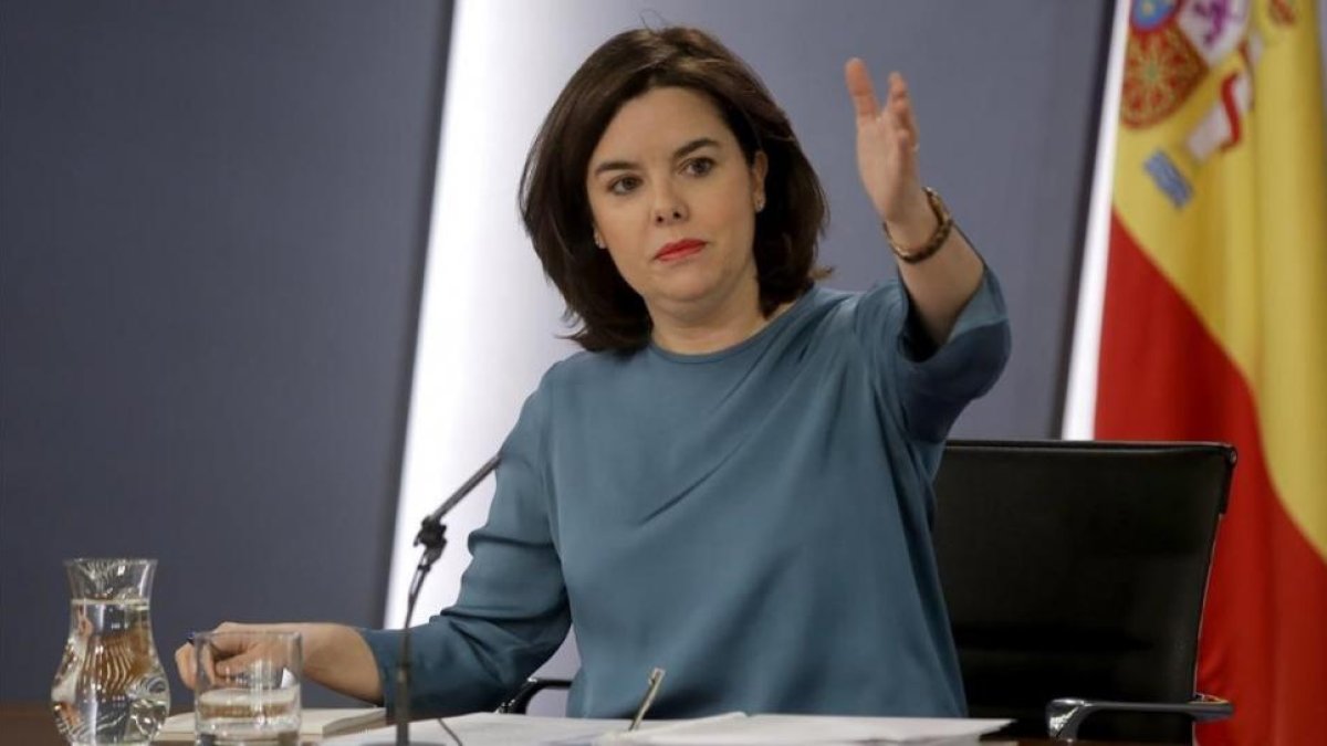 La vicepresidenta en funciones, Soraya Sáenz de Santamaria, durante una rueda posterior al Consejo de Ministros.-JOSÉ LUIS ROCA
