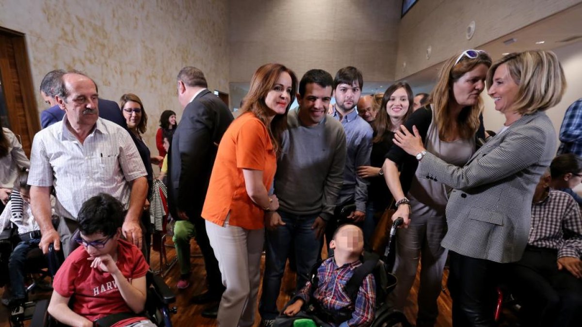a presidenta de las Cortes, Silvia Clemente, recibe a una representación de personas con parálisis cerebral y sus familias.-ICAL