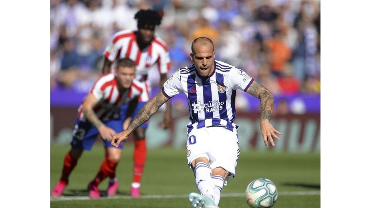 Sandro ejecuta el penalti ante el Atlético, con el pie de apoyo pegado al punto de tiro.-LALIGA